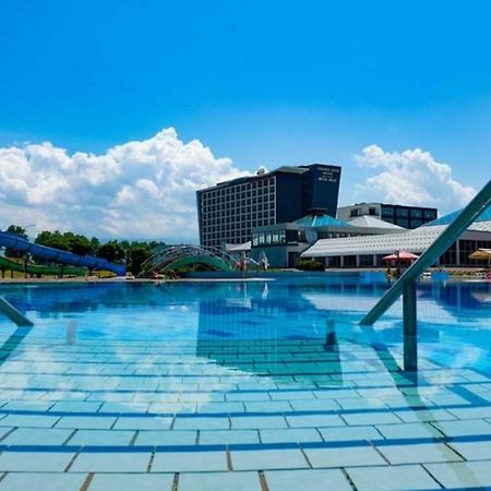 Hotel Hills Sarajevo Congress & Thermal Spa Resort Ilidža Exterior foto The pool at the hotel