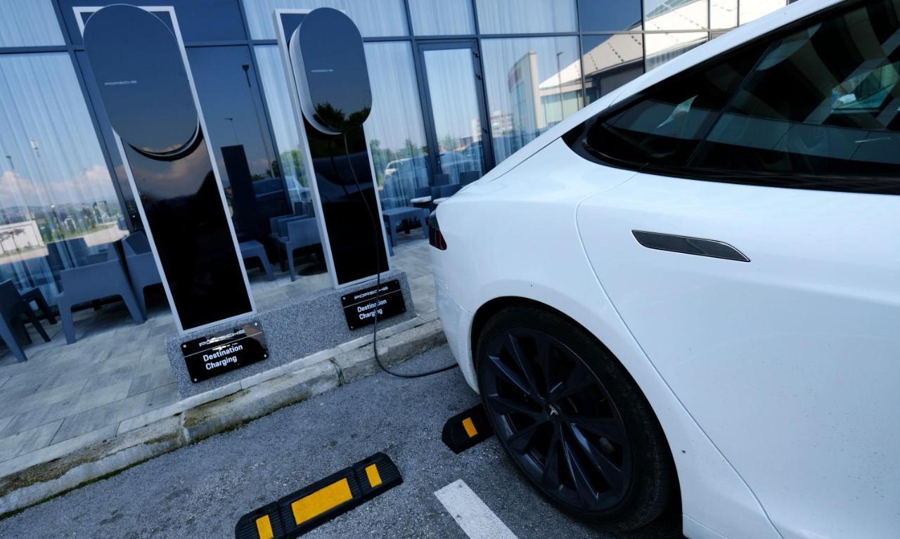 Hotel Hills Sarajevo Congress & Thermal Spa Resort Ilidža Exterior foto Tesla Model S charging at a Supercharger station