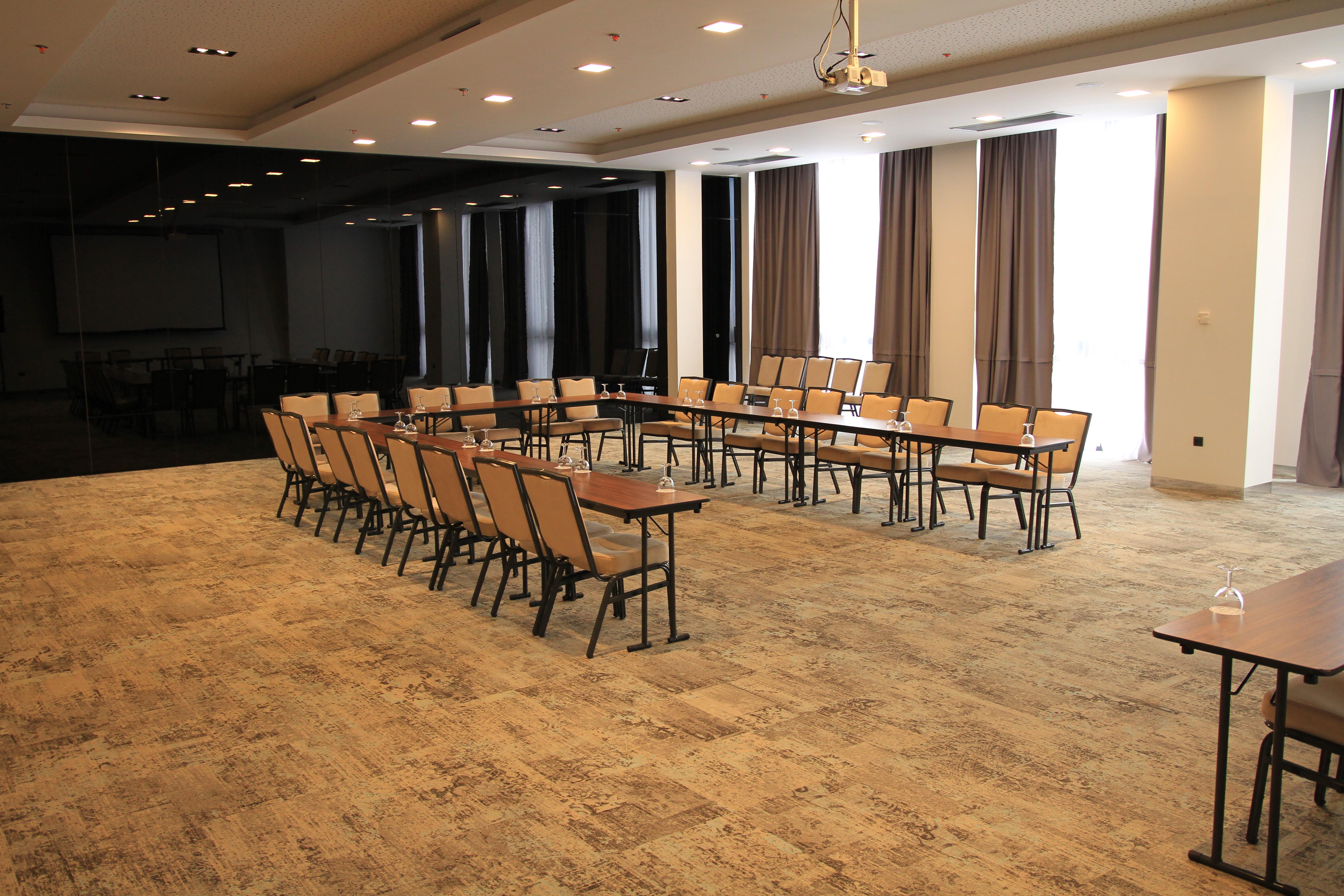 Hotel Hills Sarajevo Congress & Thermal Spa Resort Ilidža Exterior foto A meeting room at the hotel