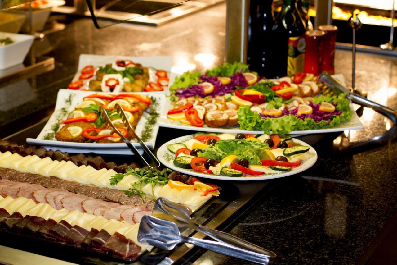 Hotel Hills Sarajevo Congress & Thermal Spa Resort Ilidža Exterior foto A buffet