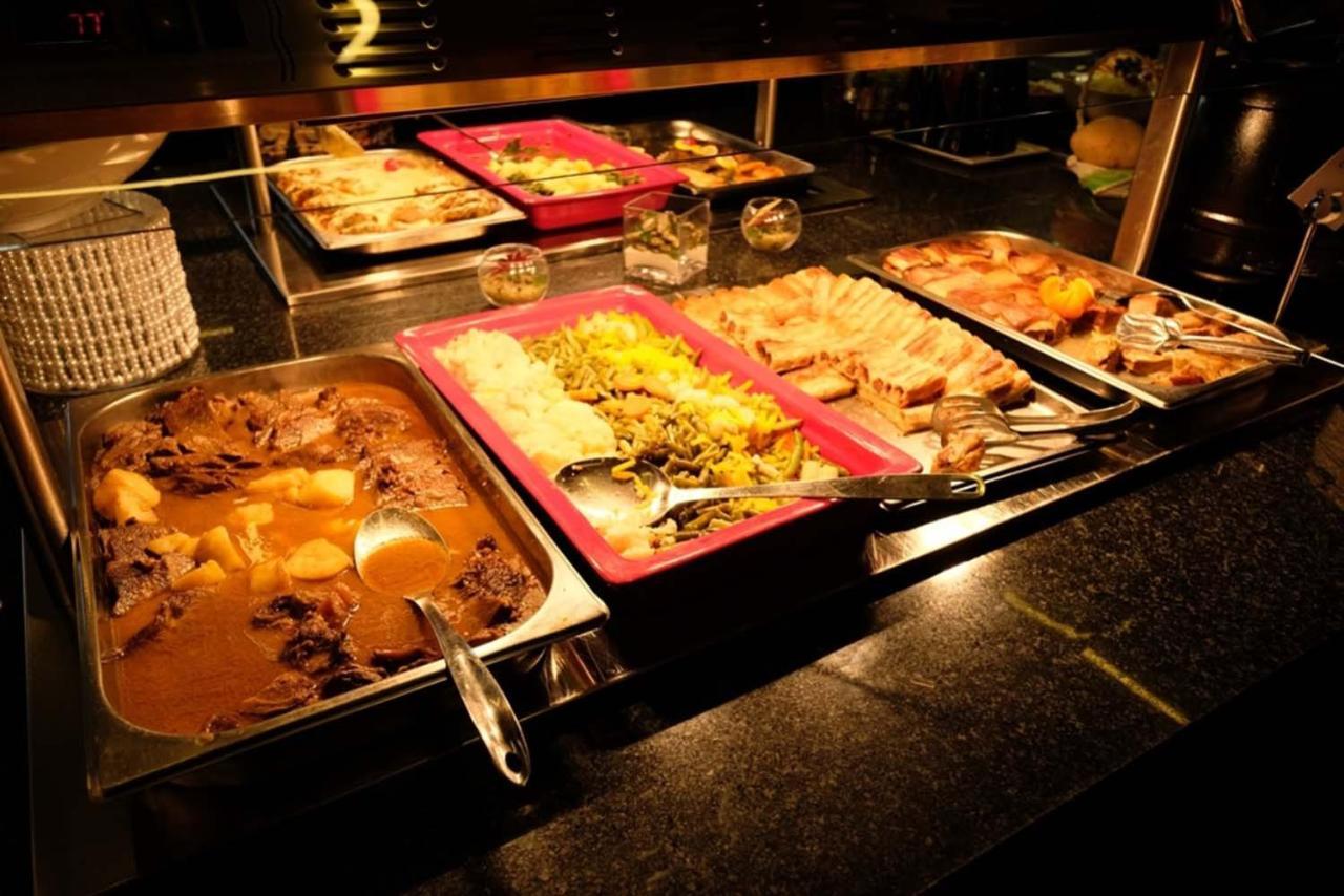 Hotel Hills Sarajevo Congress & Thermal Spa Resort Ilidža Exterior foto A hot buffet