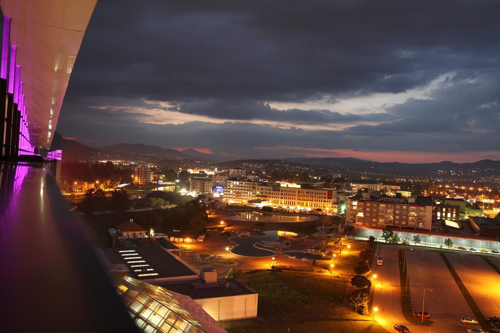 Hotel Hills Sarajevo Congress & Thermal Spa Resort Ilidža Exterior foto View of the city from the hotel