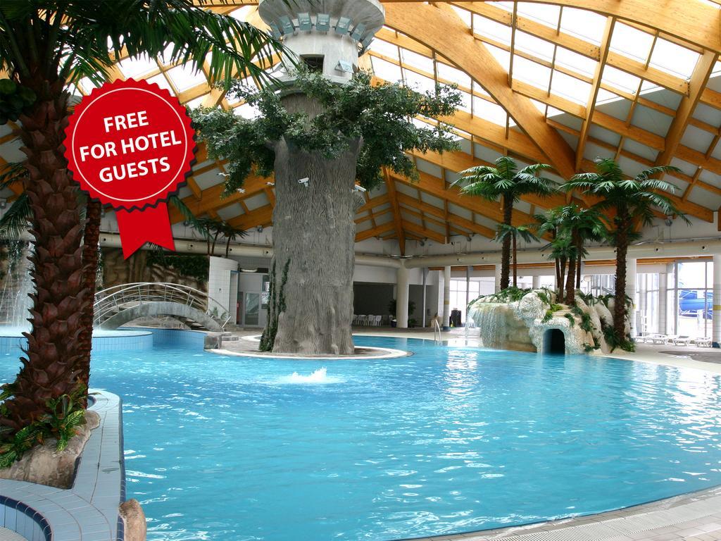 Hotel Hills Sarajevo Congress & Thermal Spa Resort Ilidža Exterior foto The swimming pool at the hotel