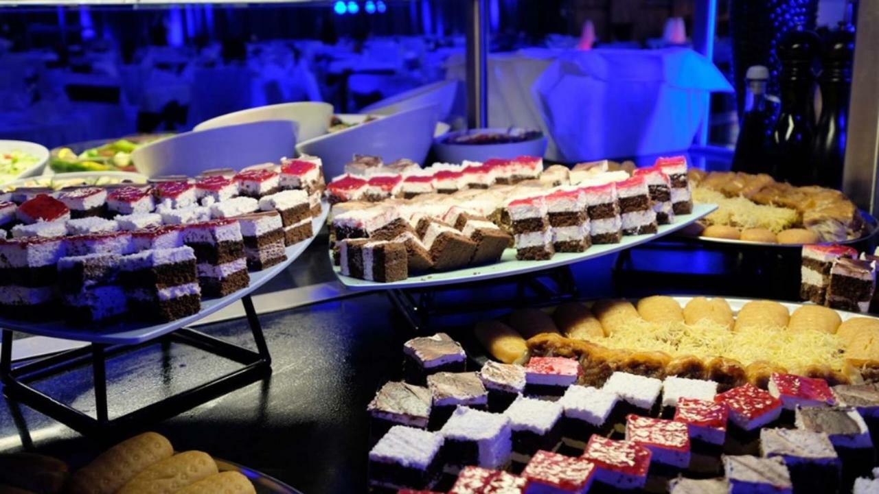 Hotel Hills Sarajevo Congress & Thermal Spa Resort Ilidža Exterior foto A selection of desserts