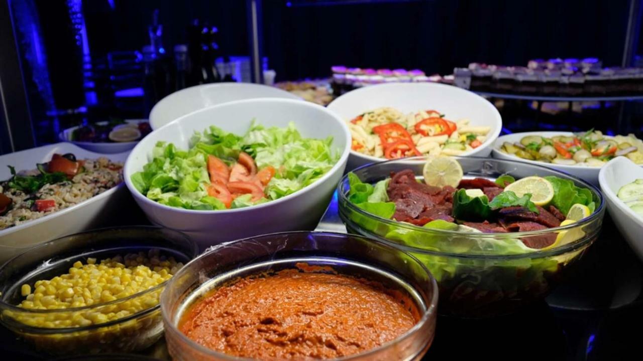 Hotel Hills Sarajevo Congress & Thermal Spa Resort Ilidža Exterior foto A selection of salads