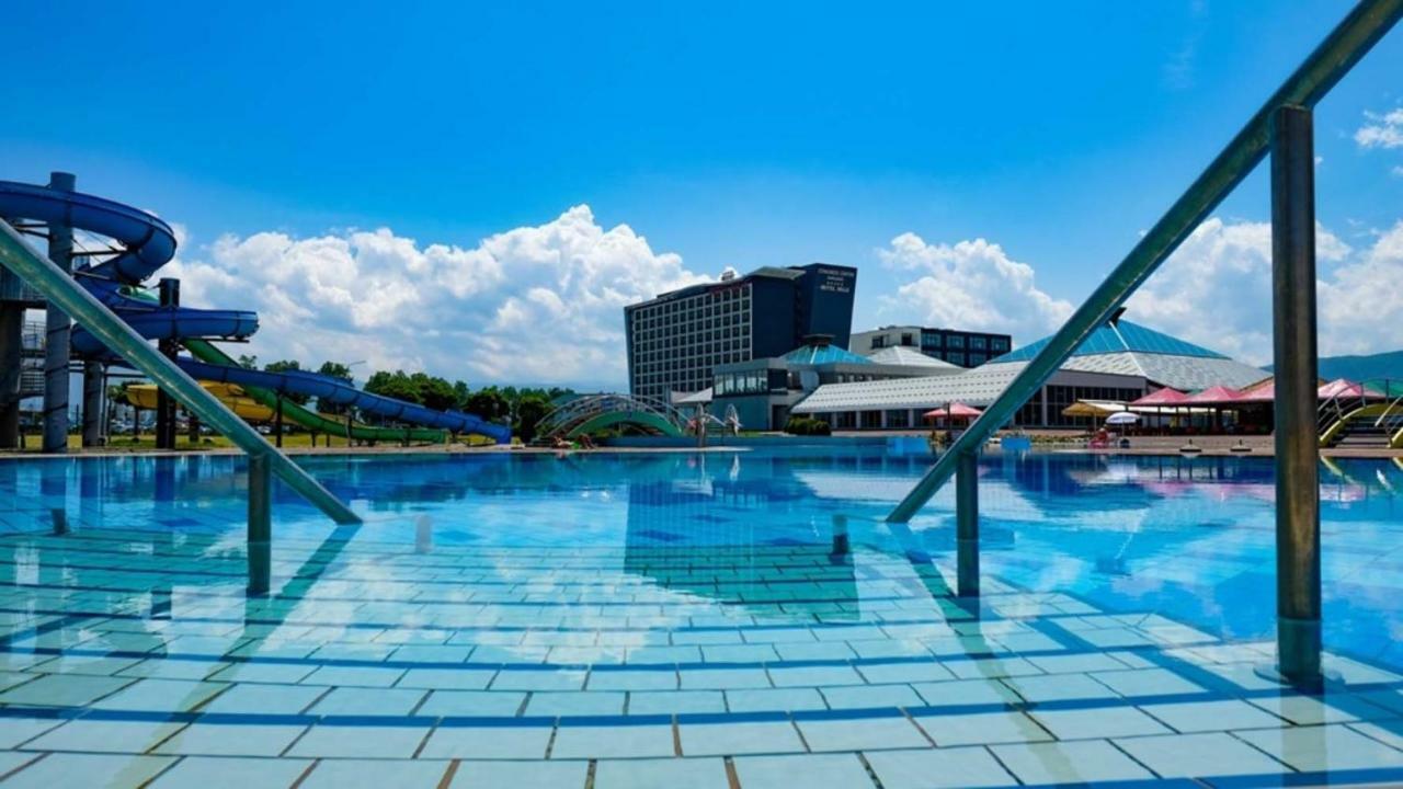 Hotel Hills Sarajevo Congress & Thermal Spa Resort Ilidža Exterior foto The pool at the hotel